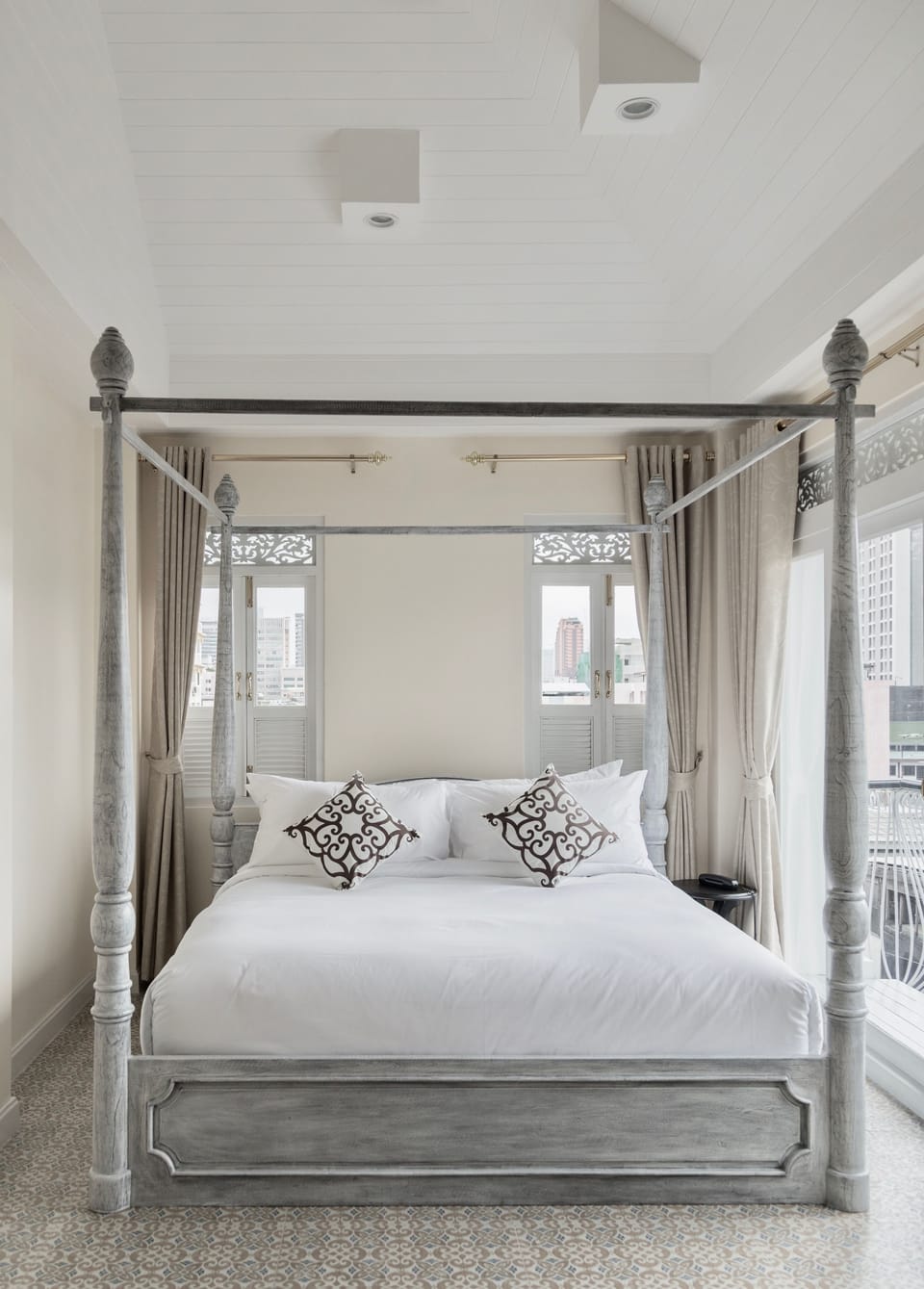 Suite | Desk, blackout drapes, free WiFi, bed sheets