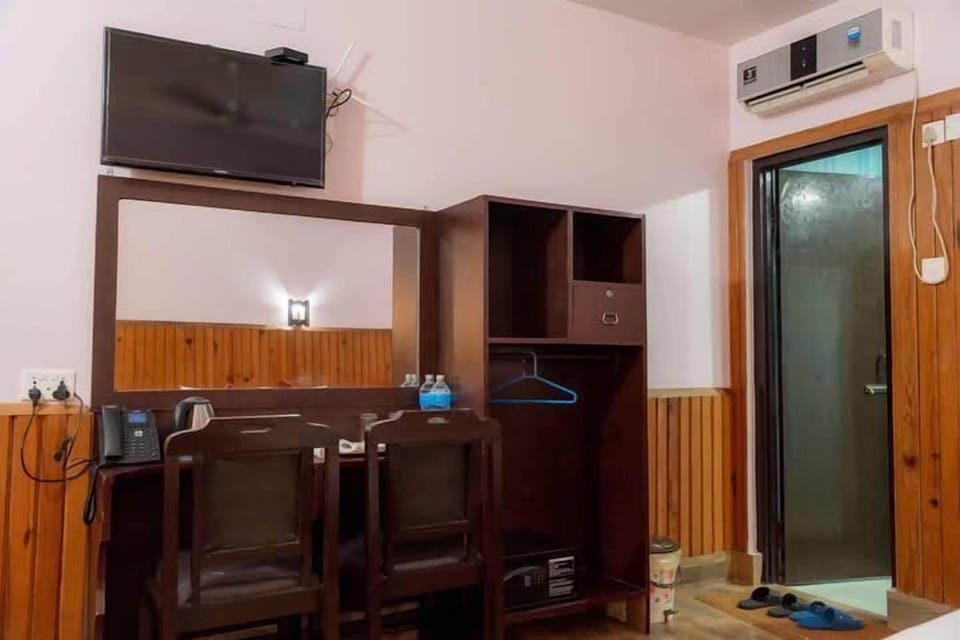 Deluxe Double or Twin Room | Desk, laptop workspace, iron/ironing board, free WiFi