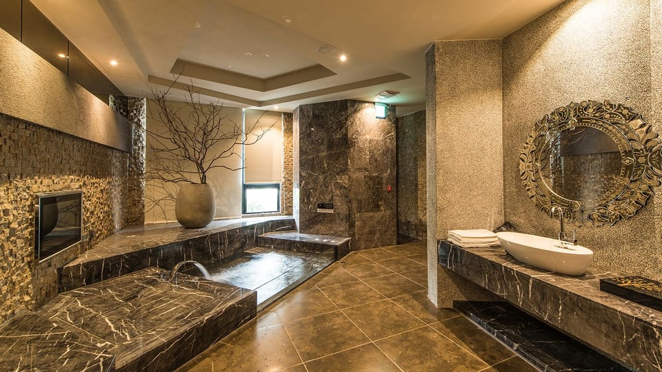 Superior Double Room, 1 Bedroom | Bathroom amenities | Free toiletries, hair dryer, slippers, towels