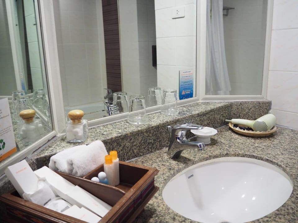 Combined shower/tub, deep soaking tub, designer toiletries, hair dryer