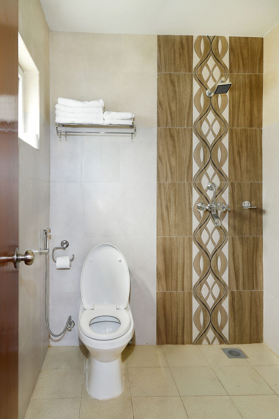 Shower, rainfall showerhead, free toiletries, hair dryer