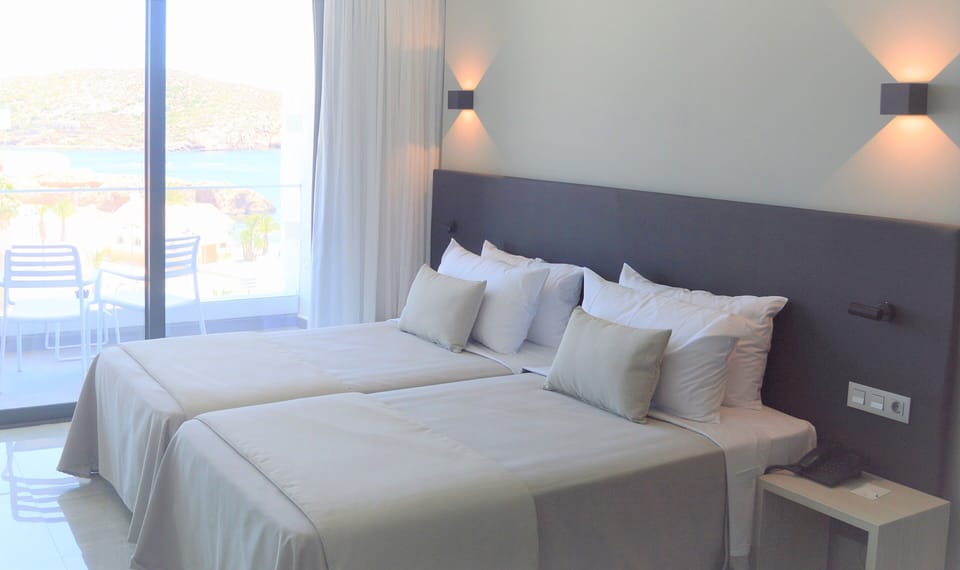 Deluxe Double Room, Sea View (The Level) | Minibar, individually decorated, individually furnished, desk