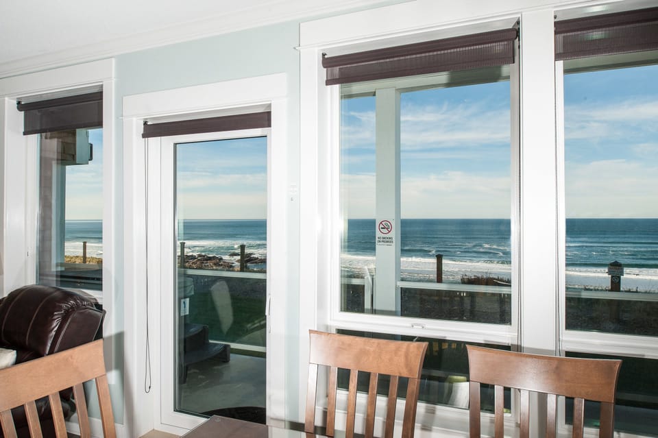 Condo, 2 Bedrooms, Ocean View, Beachfront | In-room dining