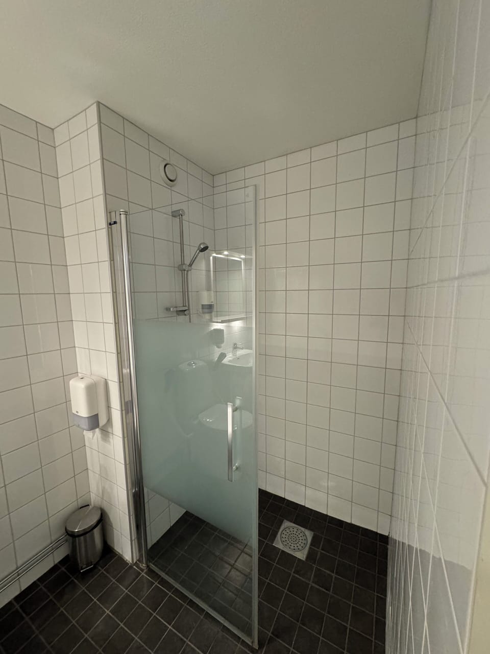 Superior Double Room | Bathroom | Shower, hair dryer (on request), towels