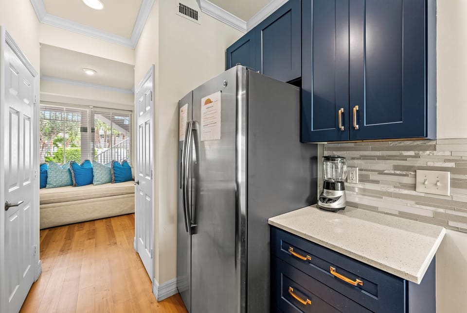 Deluxe Condo, 2 Bedrooms, Golf View, Lakeside | Private kitchen | Fridge, microwave, oven, stovetop