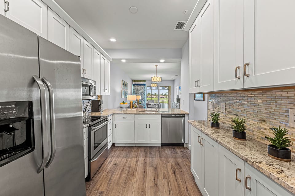 Deluxe Condo, 3 Bedrooms, Golf View, Lakeside | Private kitchen | Fridge, microwave, oven, stovetop