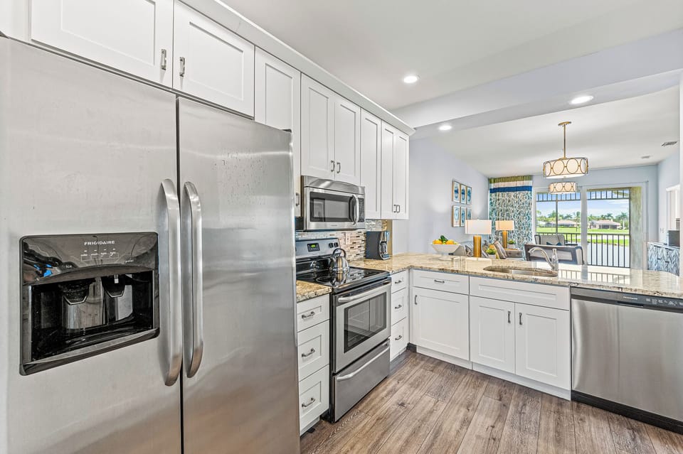 Deluxe Condo, 3 Bedrooms, Golf View, Lakeside | Private kitchen | Fridge, microwave, oven, stovetop