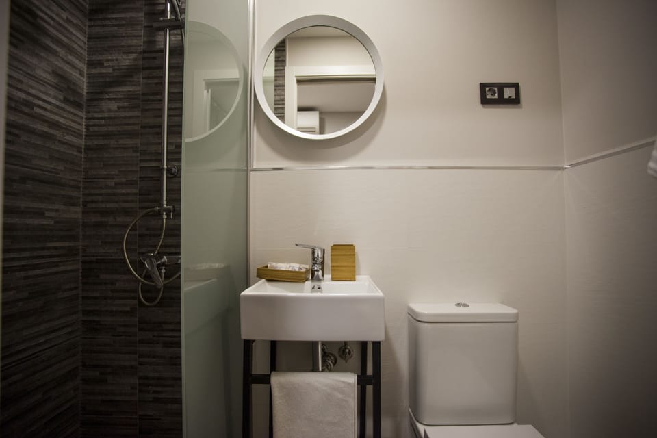 Economy Double Room | Bathroom | Towels