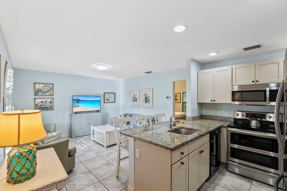 Luxury House, 1 Bedroom, City View, Executive Level | Private kitchenette | Fridge, microwave, oven, stovetop