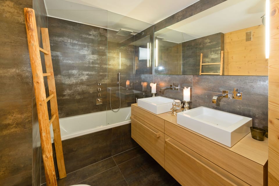 Two-Bedroom Apartment | Bathroom | Free toiletries, hair dryer, towels