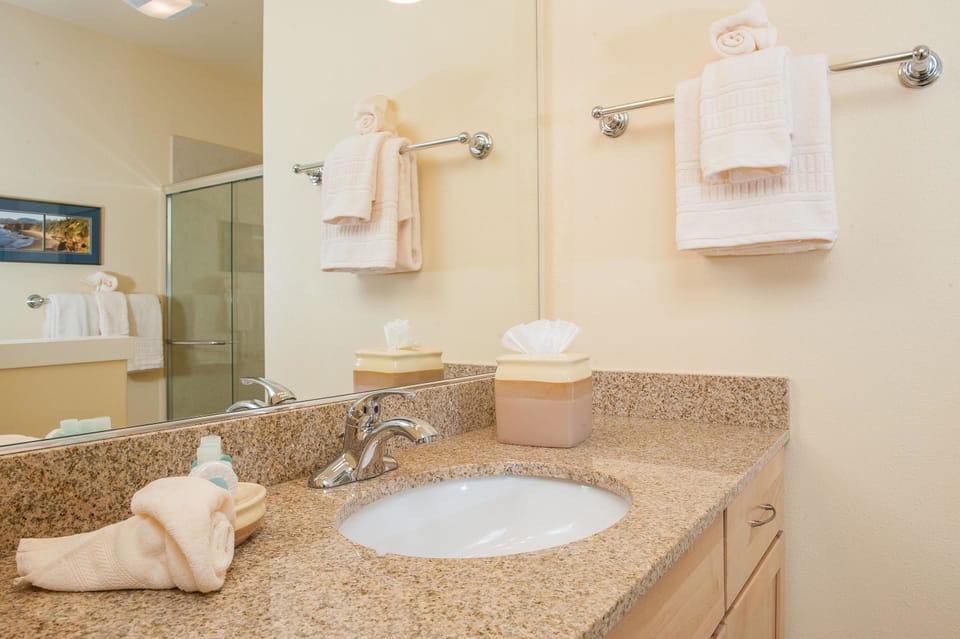 Keystone Vacation Rentals - Tidal Treasure Condo Apartment in Devils Lake