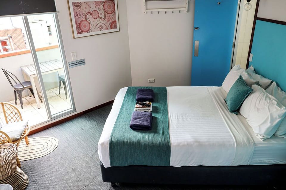 Private Queen Ensuite - Balcony | Free WiFi, bed sheets