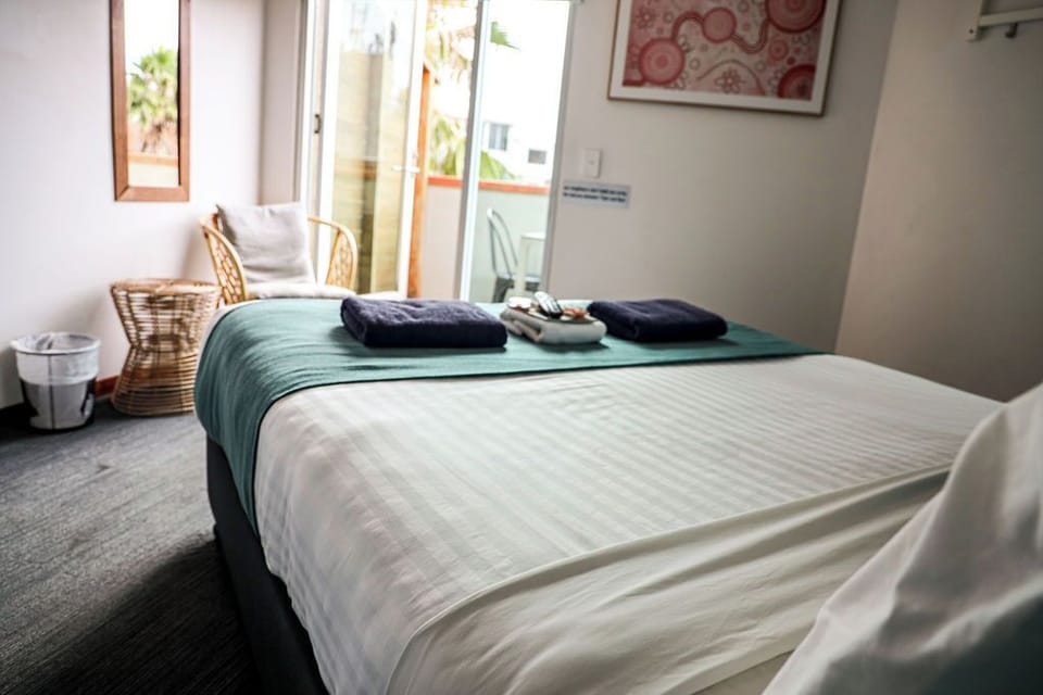 Private Queen Ensuite - Balcony | Free WiFi, bed sheets