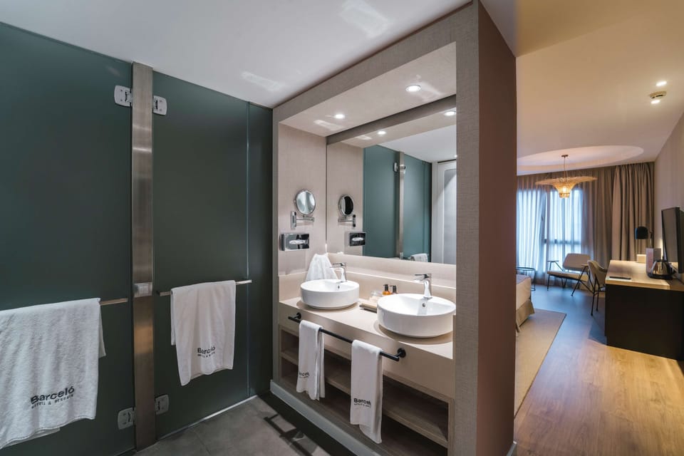 Shower, rainfall showerhead, free toiletries, hair dryer