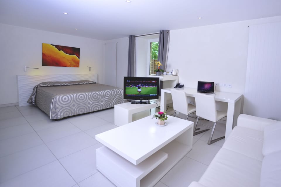 Junior Suite | Minibar, individually furnished, desk, blackout drapes