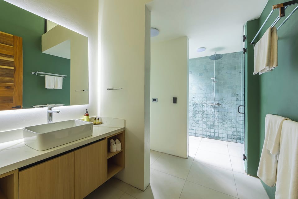 Villa Kioro | Bathroom | Separate tub and shower, jetted tub, free toiletries, hair dryer