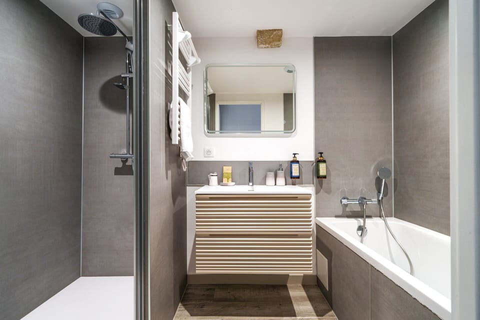 Comfort Quadruple Room, 1 Bedroom | Bathroom | Hair dryer, towels, soap, shampoo