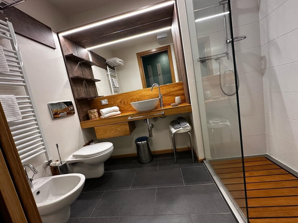 Standard Double or Twin Room | Bathroom | Shower, designer toiletries, hair dryer, bidet