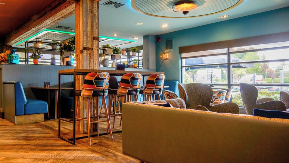 2 bars/lounges