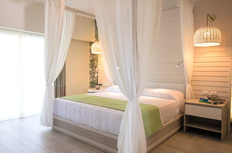 Romantic Double Room, 1 King Bed, Bathtub | Premium bedding, minibar, in-room safe, individually decorated
