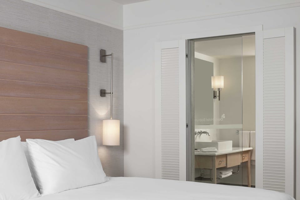 Luxury Room, Partial Sea View | Premium bedding, minibar, in-room safe, desk
