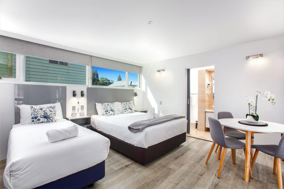 Deluxe Studio, Poolside | Dining room