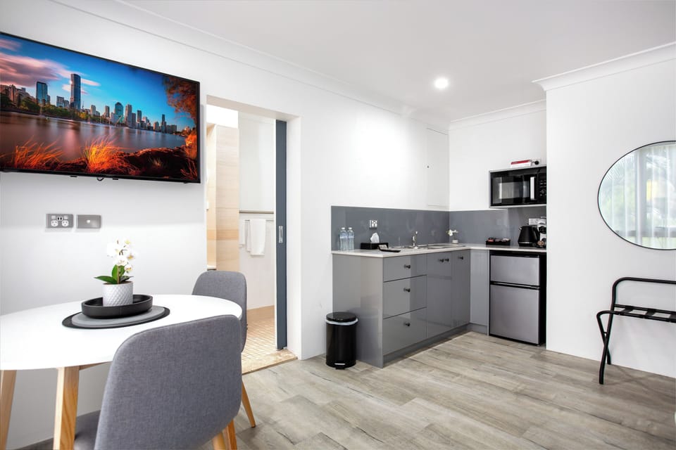 Deluxe Studio, 2 Twin Beds | Private kitchenette | Mini-fridge, microwave, freezer