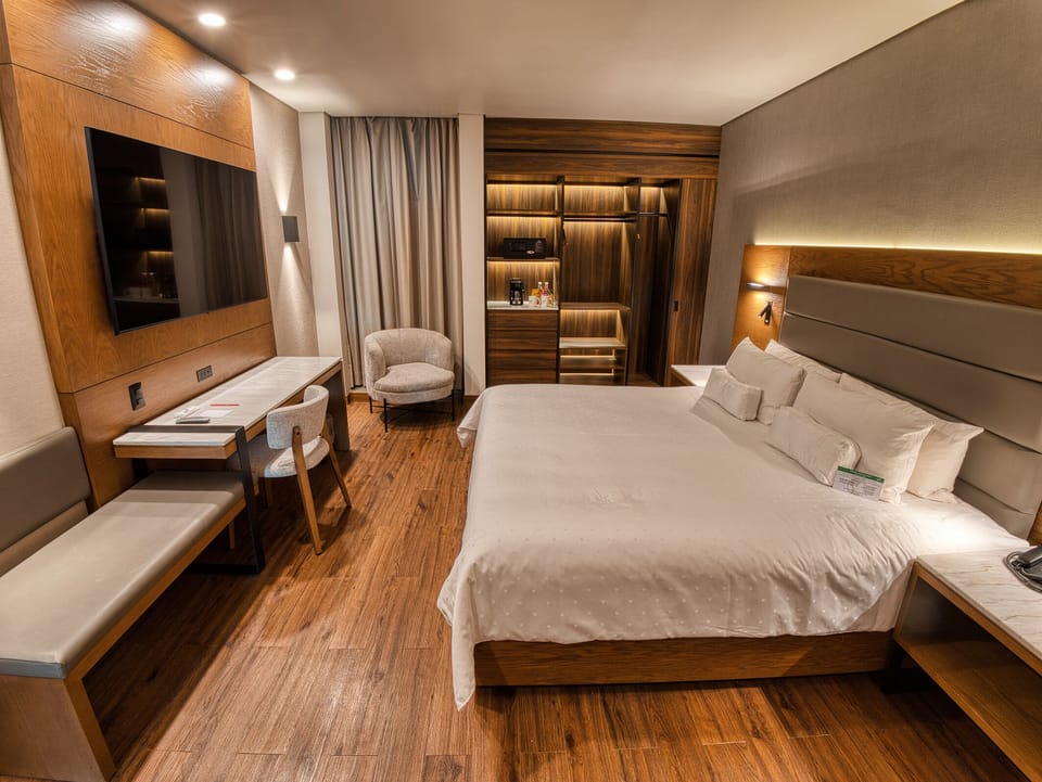 Superior Room, 1 King Bed | In-room safe, desk, blackout drapes, iron/ironing board