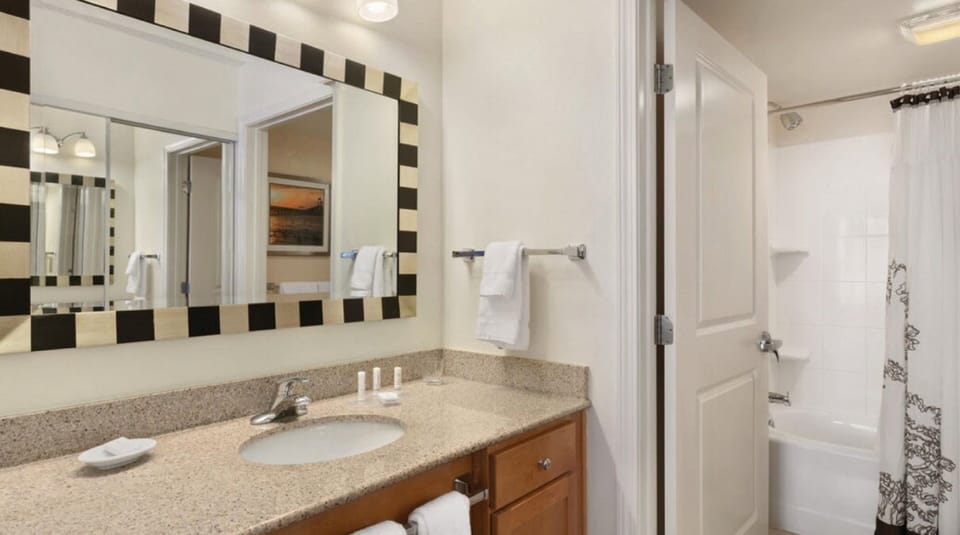 Combined shower/tub, hair dryer, towels