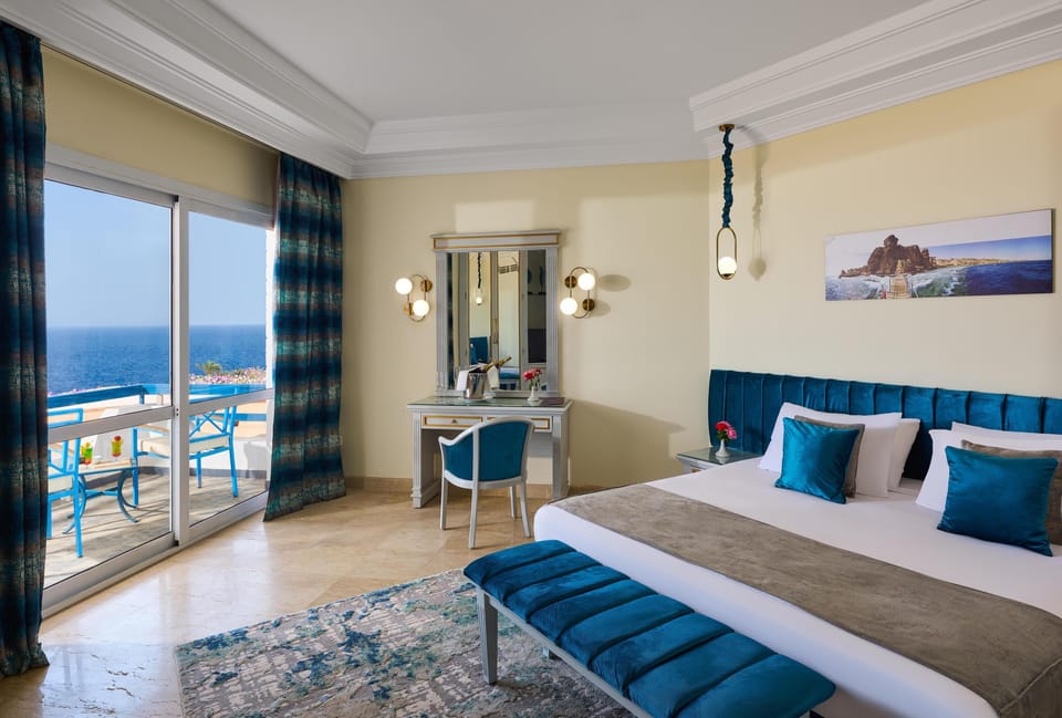 Deluxe Suite | Minibar, in-room safe, blackout drapes, iron/ironing board