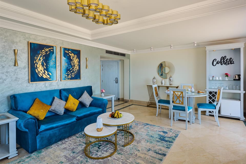 Deluxe Suite | Living area | TV