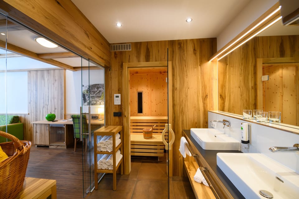 Comfort Suite, Sauna | Bathroom | Shower, hair dryer, bathrobes, towels