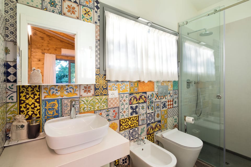 Chalet | Bathroom | Combined shower/tub, hair dryer, towels, shampoo