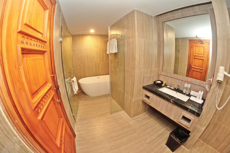 Family Suite | Bathroom | Shower, free toiletries, hair dryer, slippers