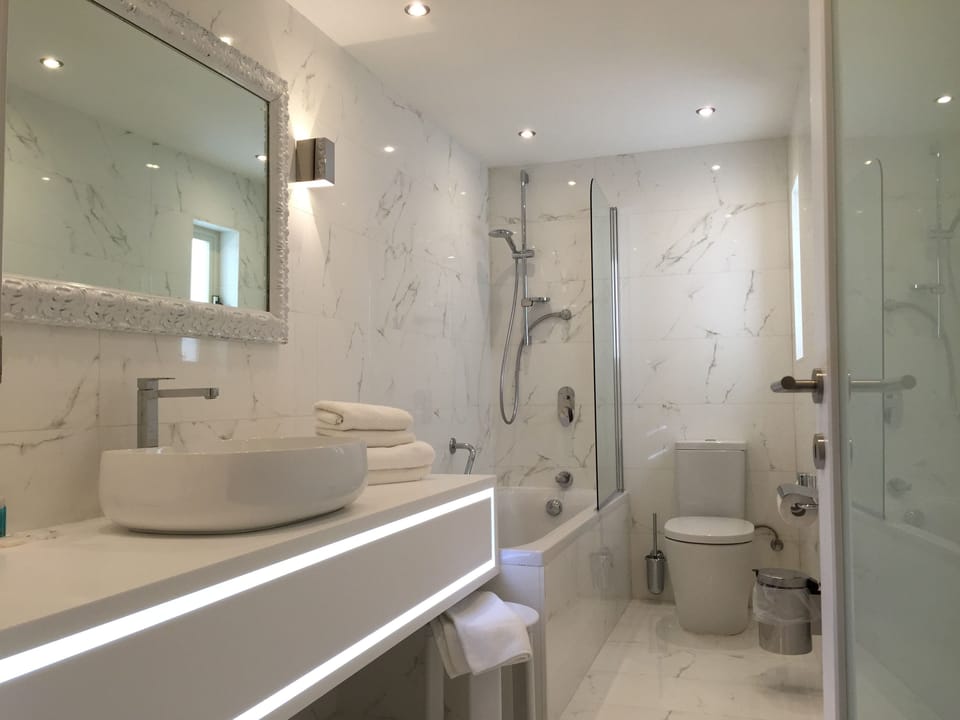 Deluxe Room, Sea View | Minibar, in-room safe, individually decorated, individually furnished