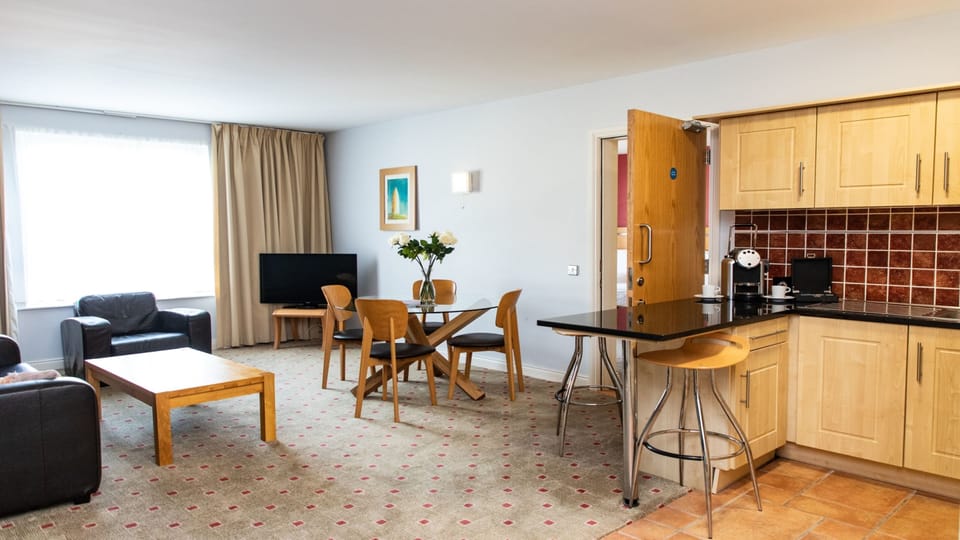 Suite, 2 Bedrooms | Living area | TV