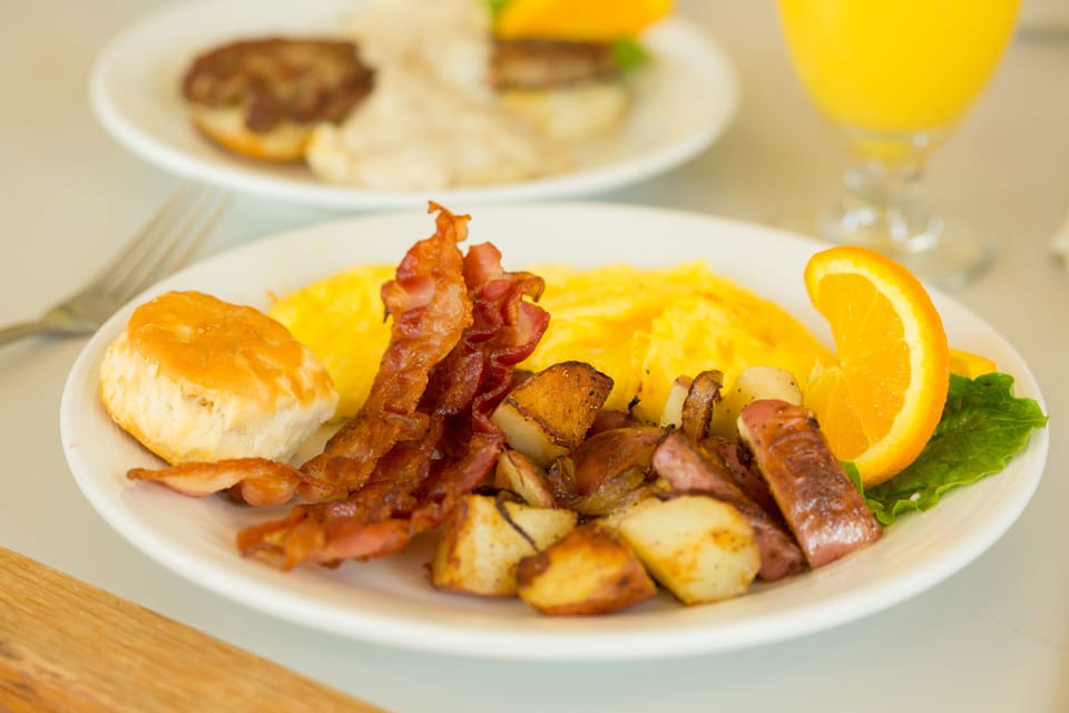 Full breakfast for a fee on weekdays