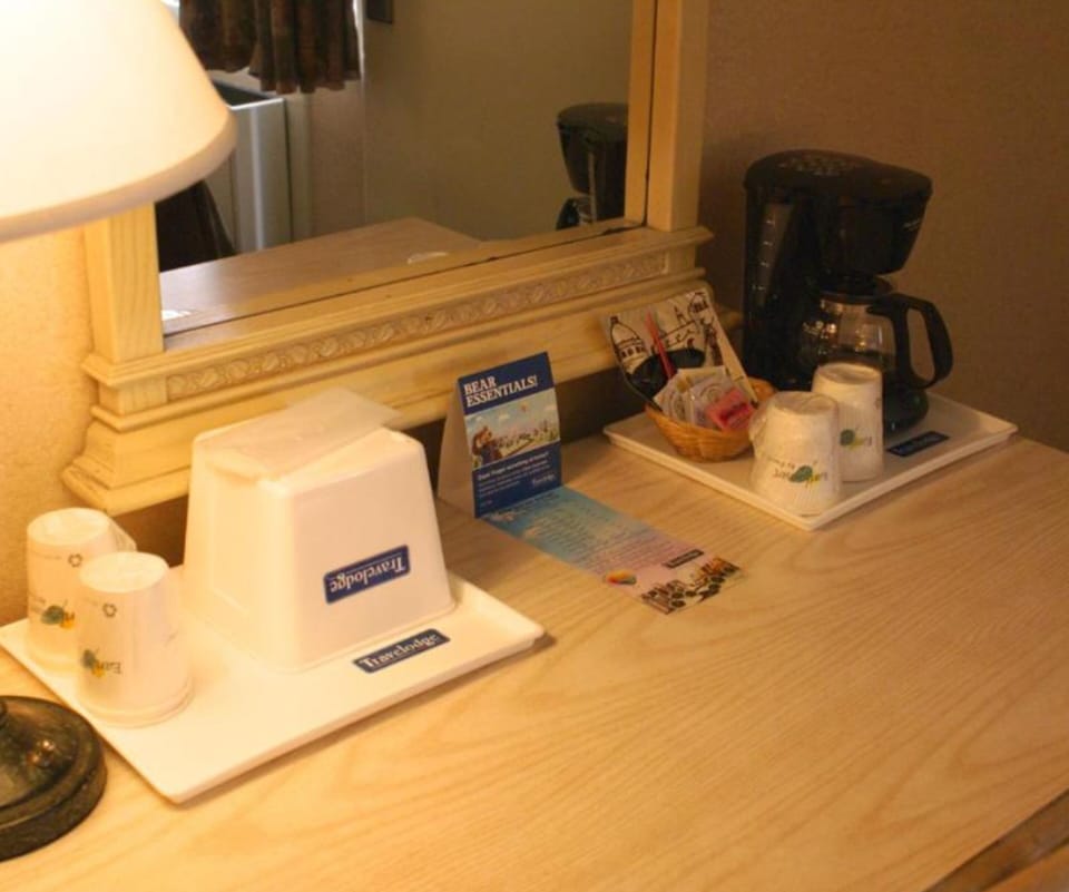 Room, 1 Queen Bed, Accessible, Non Smoking | Desk, iron/ironing board, free WiFi, bed sheets