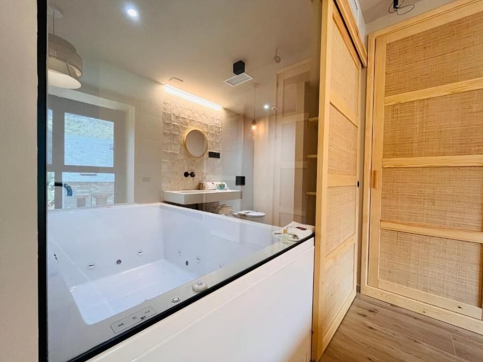 Superior Room | Bathroom | Bathtub, deep soaking tub, free toiletries, hair dryer