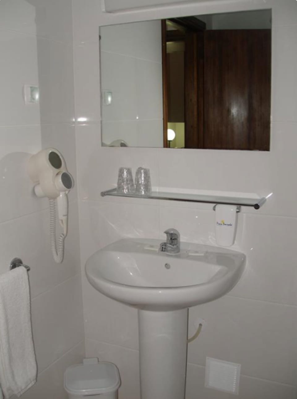 Combined shower/tub, free toiletries, hair dryer, bidet