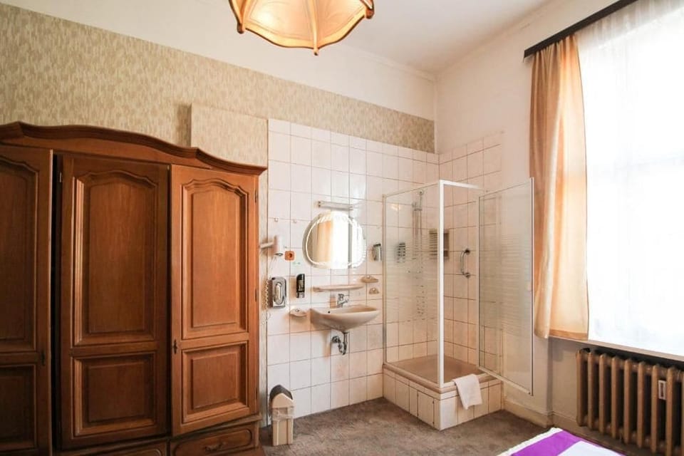 Economy Double Room | Bathroom | Shower, free toiletries, hair dryer, towels