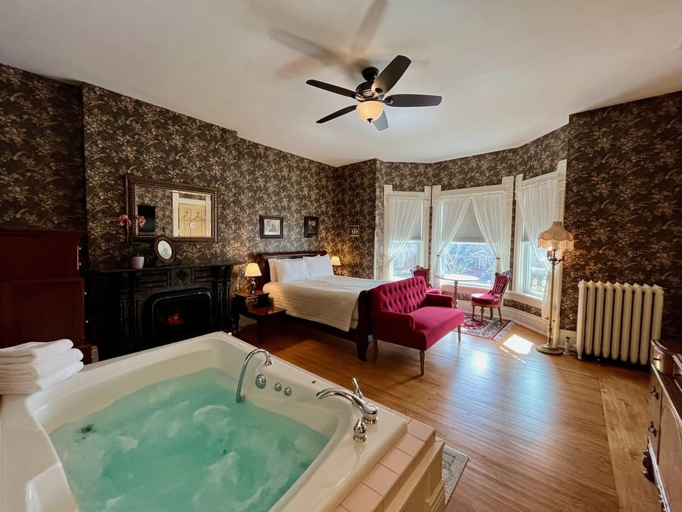 AE Cartier Suite | Individually decorated, individually furnished, laptop workspace