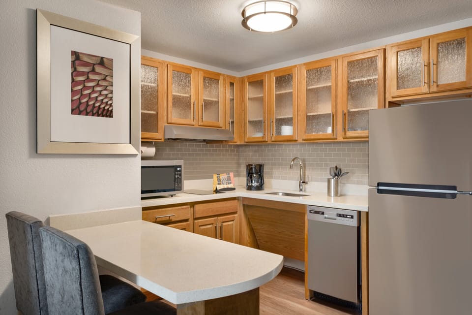 Full-size fridge, microwave, stovetop, dishwasher