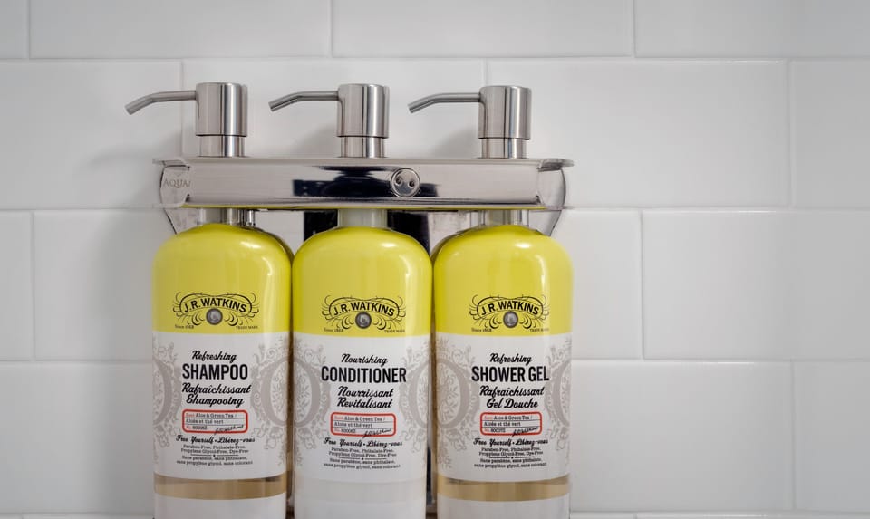 Combined shower/tub, free toiletries, hair dryer, towels