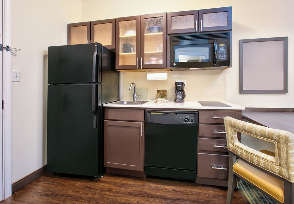 Coffee/tea maker, full-size fridge, microwave, stovetop