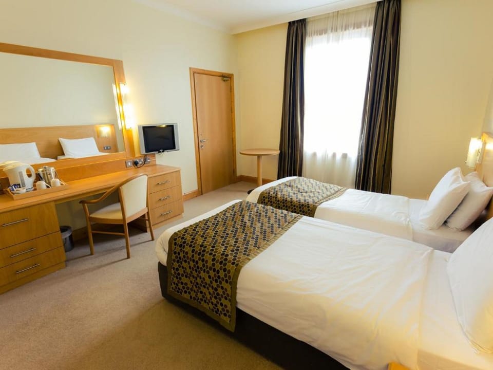 Deluxe Twin Room | In-room safe, desk, blackout drapes, iron/ironing board