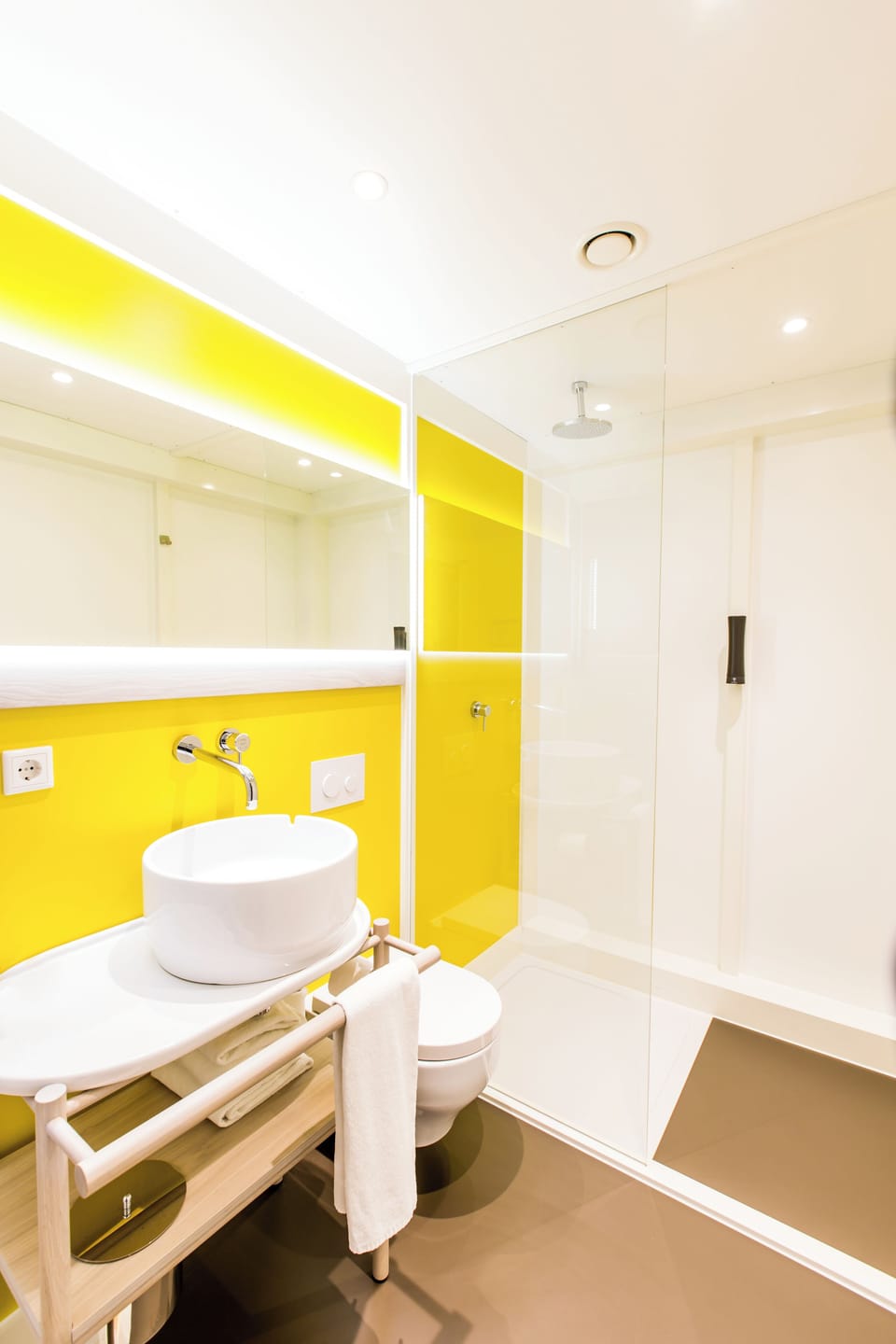 Shower, rainfall showerhead, free toiletries, towels