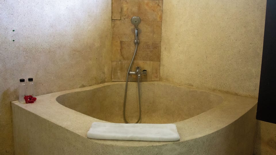 Standard Room | Bathroom | Free toiletries, hair dryer, towels