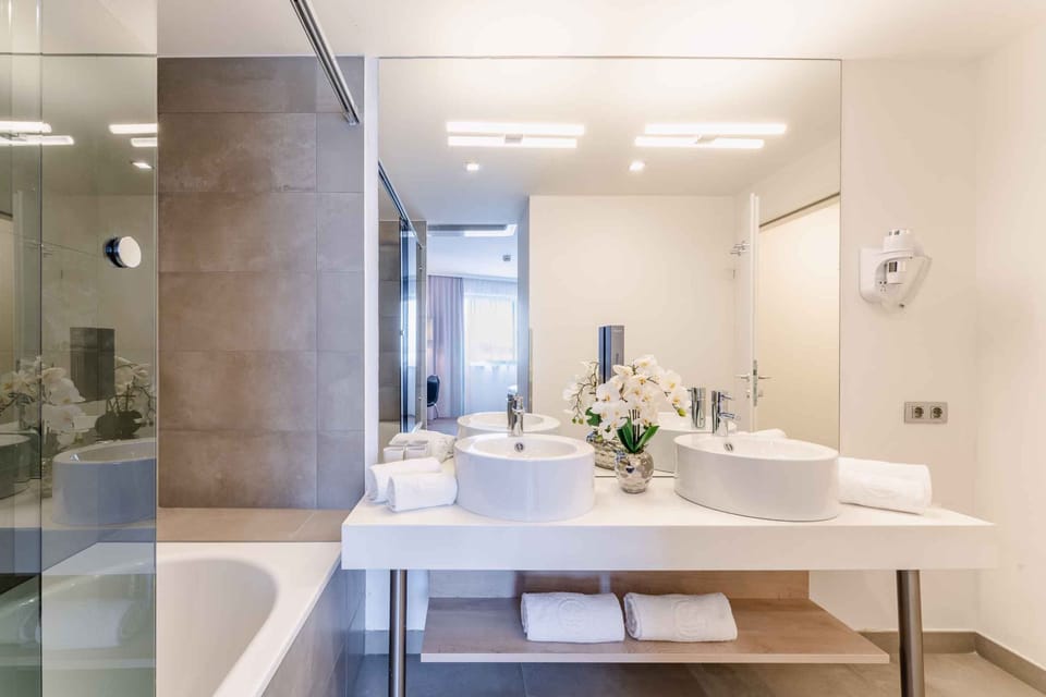 Family Room | Bathroom | Hair dryer, towels, soap, shampoo