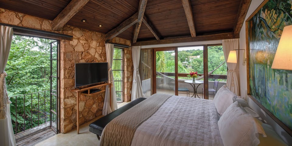 Design Suite, Private Pool, River View | Minibar, in-room safe, blackout drapes, bed sheets